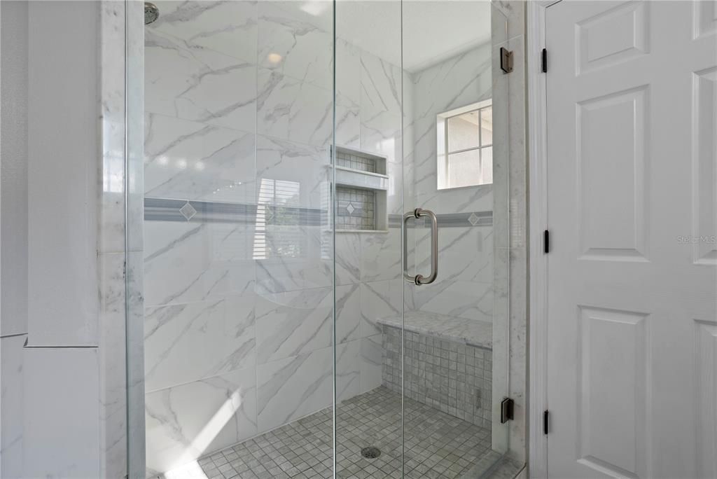 Activo con contrato: $435,000 (3 camas, 3 baños, 2176 Pies cuadrados)