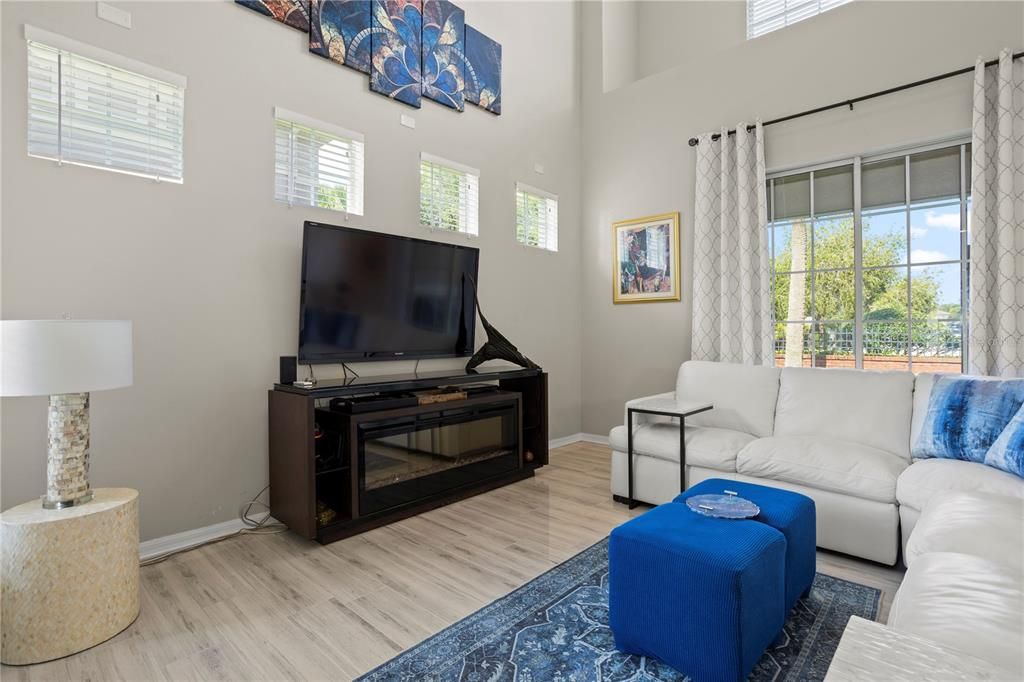 Activo con contrato: $435,000 (3 camas, 3 baños, 2176 Pies cuadrados)