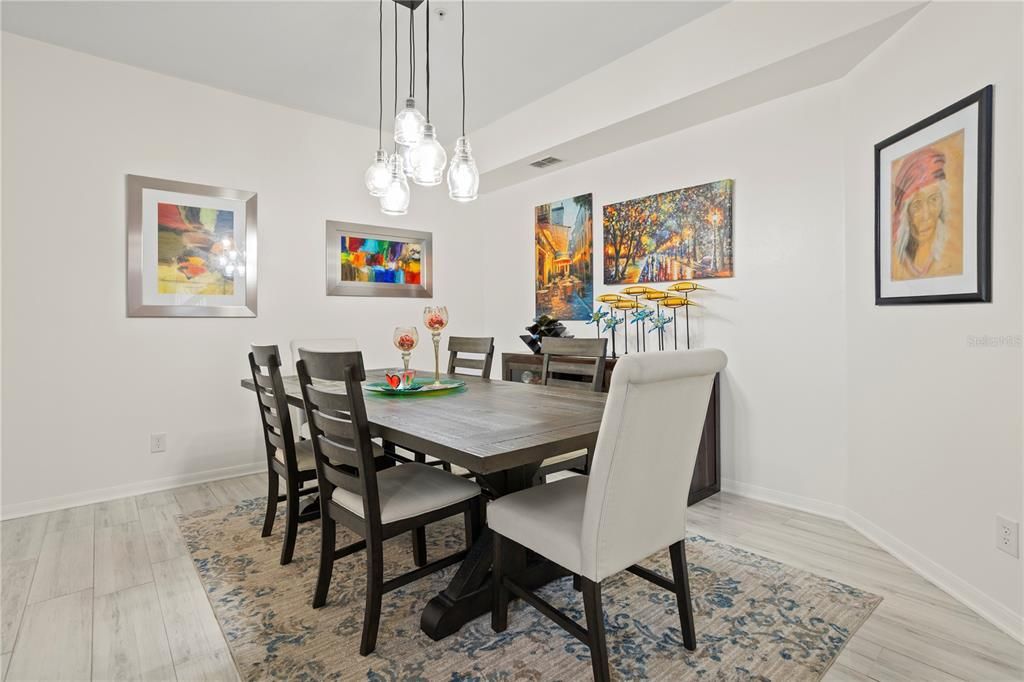 Activo con contrato: $435,000 (3 camas, 3 baños, 2176 Pies cuadrados)