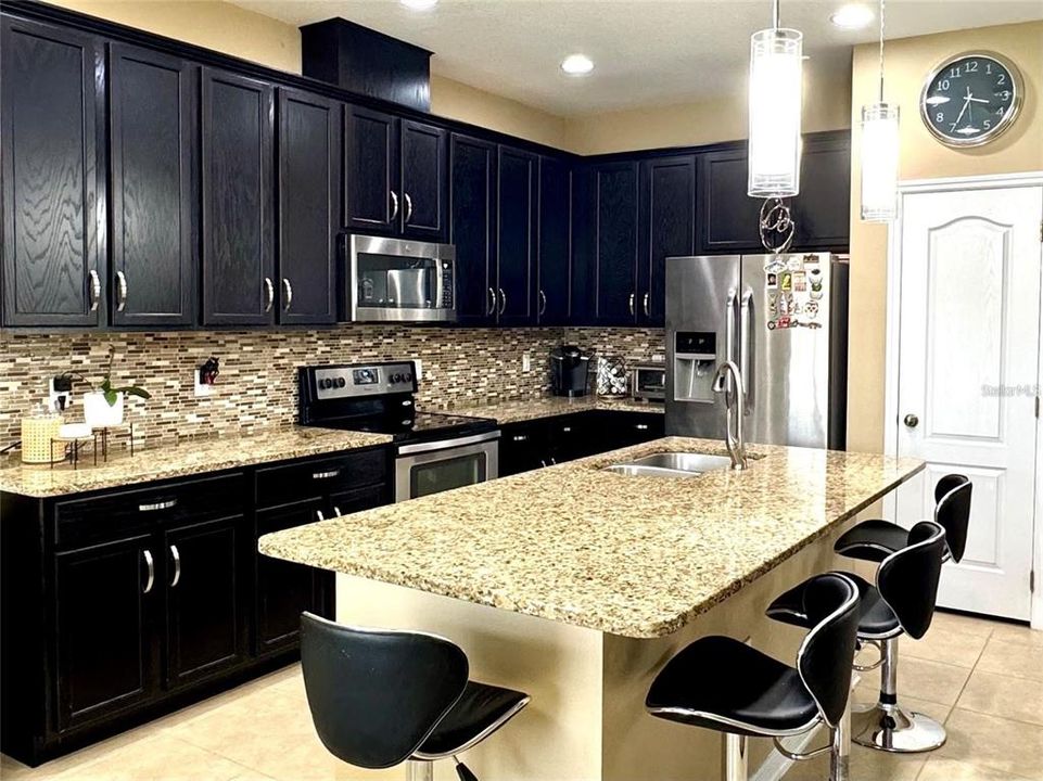 Activo con contrato: $340,000 (4 camas, 3 baños, 1752 Pies cuadrados)