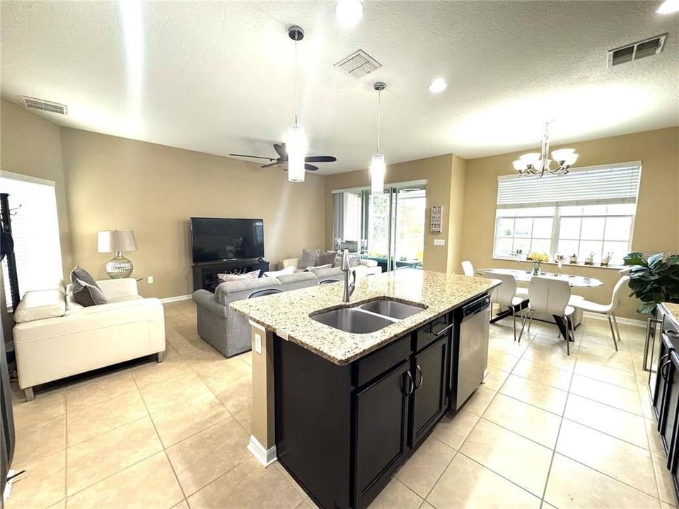 Activo con contrato: $340,000 (4 camas, 3 baños, 1752 Pies cuadrados)