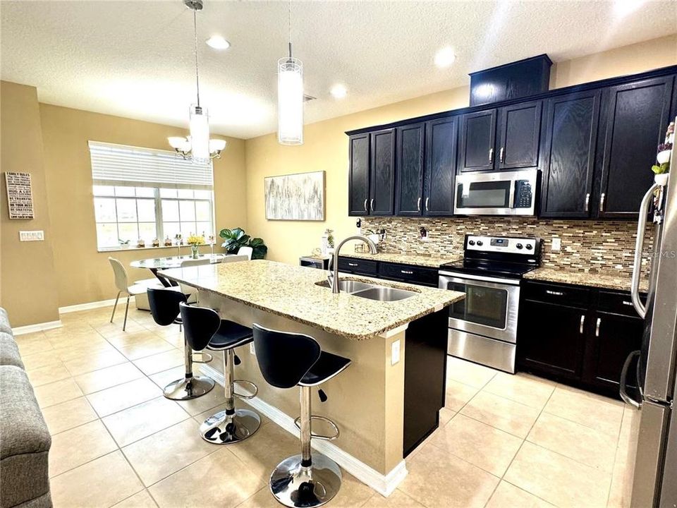 Activo con contrato: $340,000 (4 camas, 3 baños, 1752 Pies cuadrados)