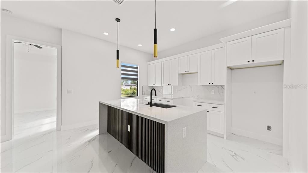 En Venta: $329,999 (4 camas, 2 baños, 1842 Pies cuadrados)