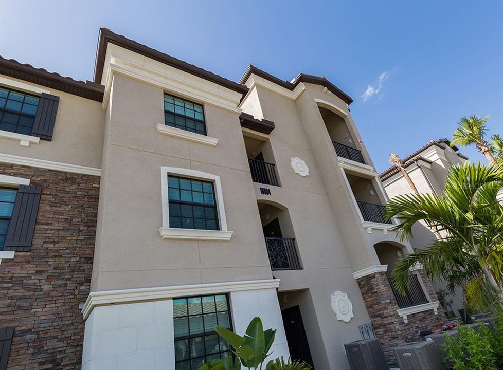 For Rent: $2,200 (2 beds, 2 baths, 1104 Square Feet)