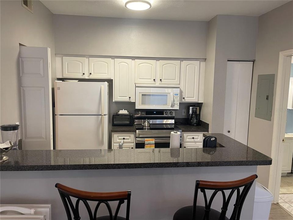 For Rent: $1,950 (1 beds, 1 baths, 672 Square Feet)