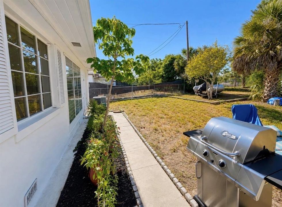 Active With Contract: $2,300 (3 beds, 1 baths, 1408 Square Feet)