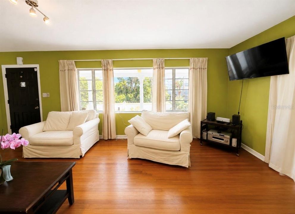 Active With Contract: $2,300 (3 beds, 1 baths, 1408 Square Feet)