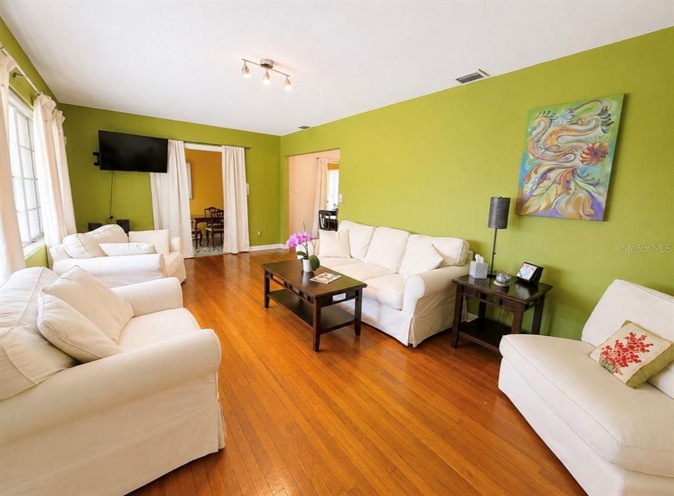 Active With Contract: $2,300 (3 beds, 1 baths, 1408 Square Feet)