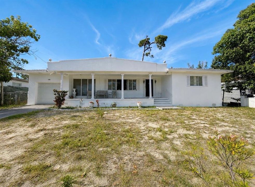 Active With Contract: $2,300 (3 beds, 1 baths, 1408 Square Feet)