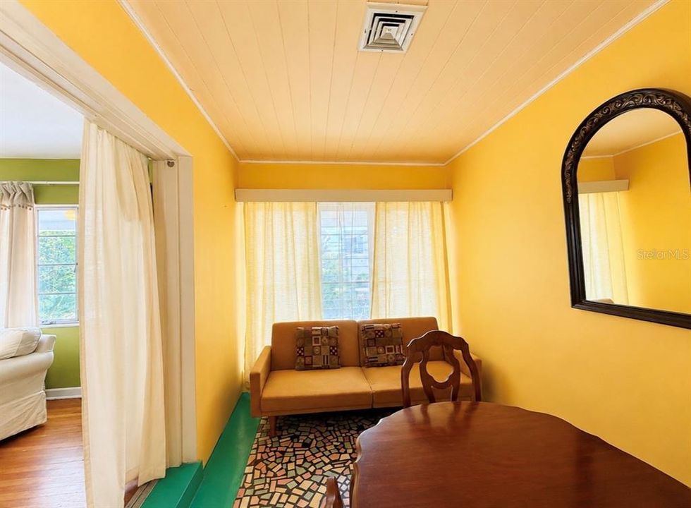 Active With Contract: $2,300 (3 beds, 1 baths, 1408 Square Feet)