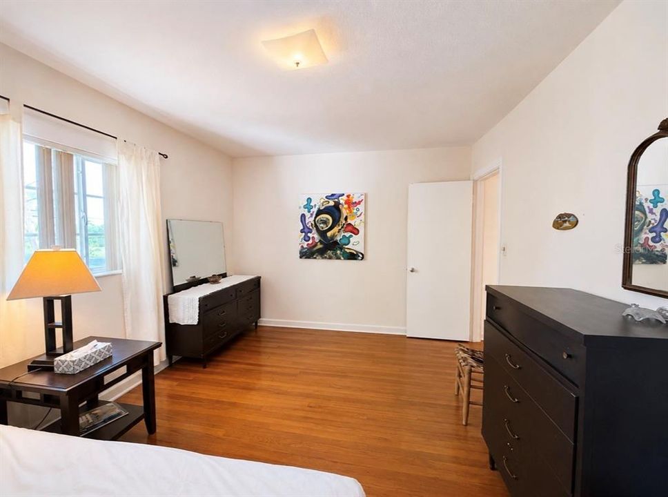 Active With Contract: $2,300 (3 beds, 1 baths, 1408 Square Feet)