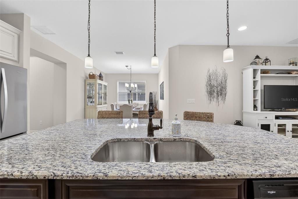 For Sale: $369,000 (2 beds, 2 baths, 1687 Square Feet)