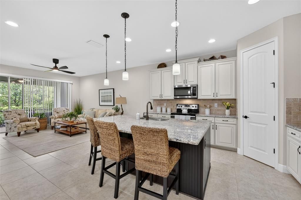 For Sale: $369,000 (2 beds, 2 baths, 1687 Square Feet)
