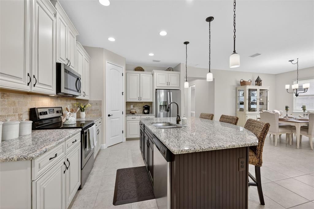 For Sale: $369,000 (2 beds, 2 baths, 1687 Square Feet)