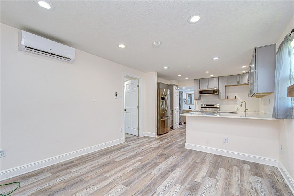 Active With Contract: $250,000 (2 beds, 2 baths, 740 Square Feet)