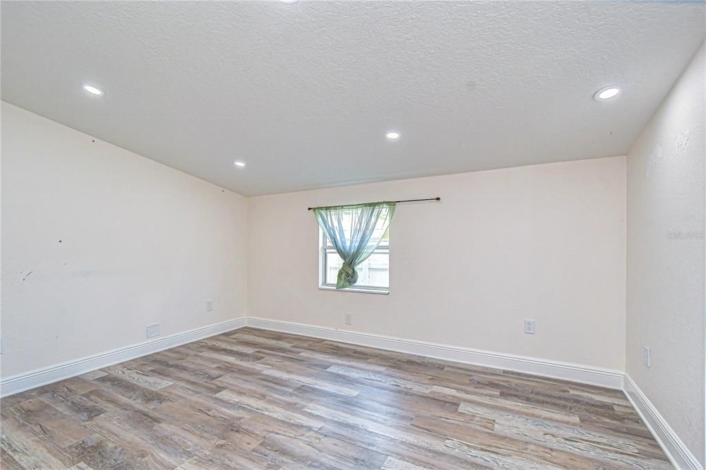 Active With Contract: $250,000 (2 beds, 2 baths, 740 Square Feet)