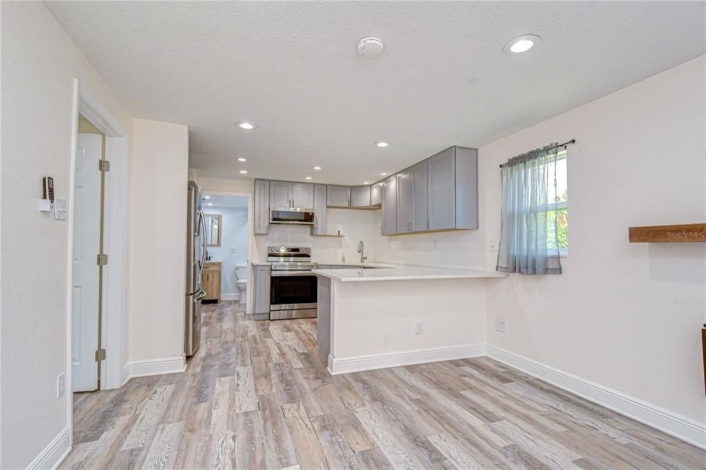 Active With Contract: $250,000 (2 beds, 2 baths, 740 Square Feet)