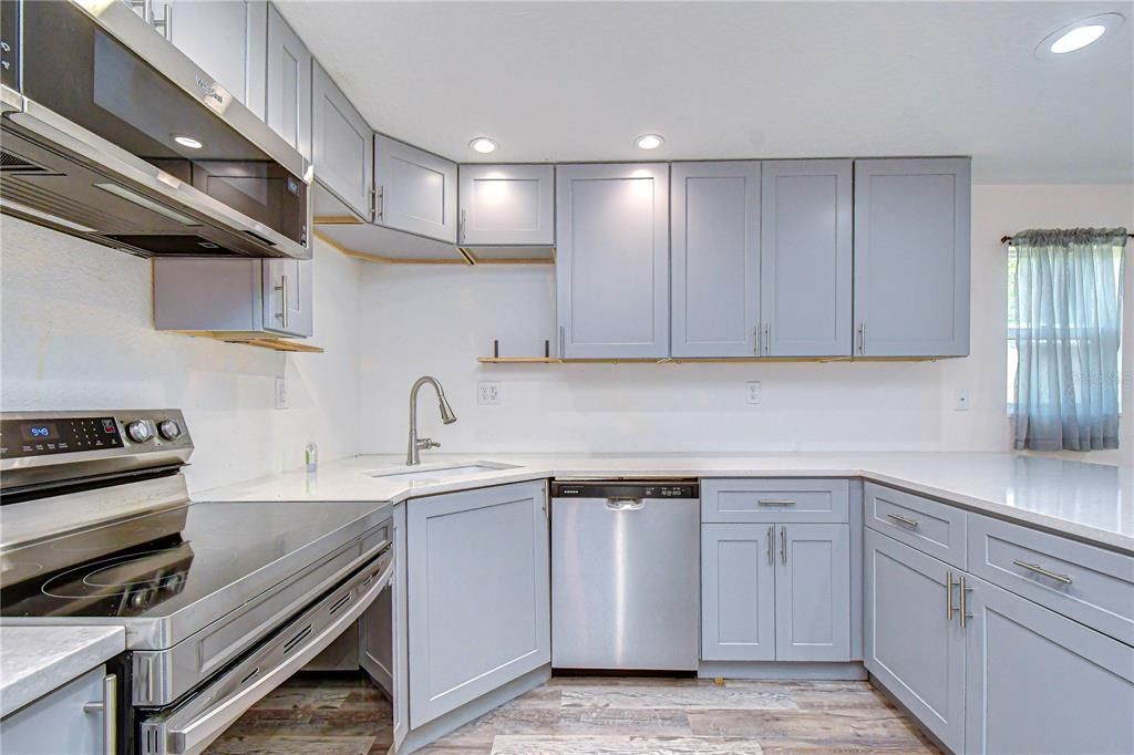 Active With Contract: $250,000 (2 beds, 2 baths, 740 Square Feet)