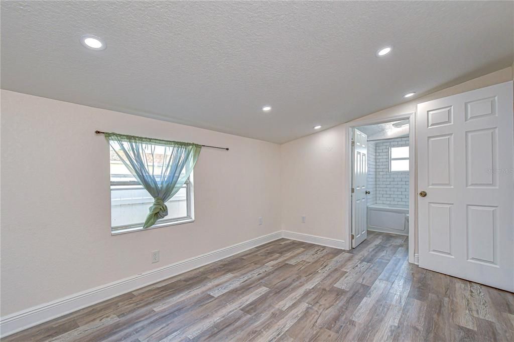 Active With Contract: $250,000 (2 beds, 2 baths, 740 Square Feet)