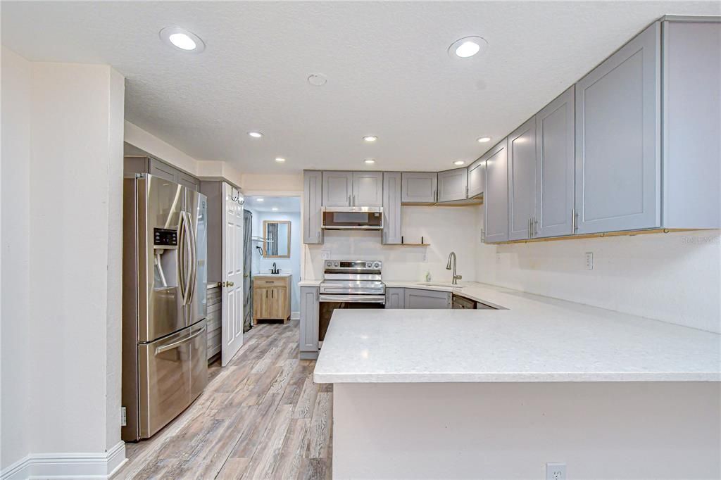 Active With Contract: $250,000 (2 beds, 2 baths, 740 Square Feet)