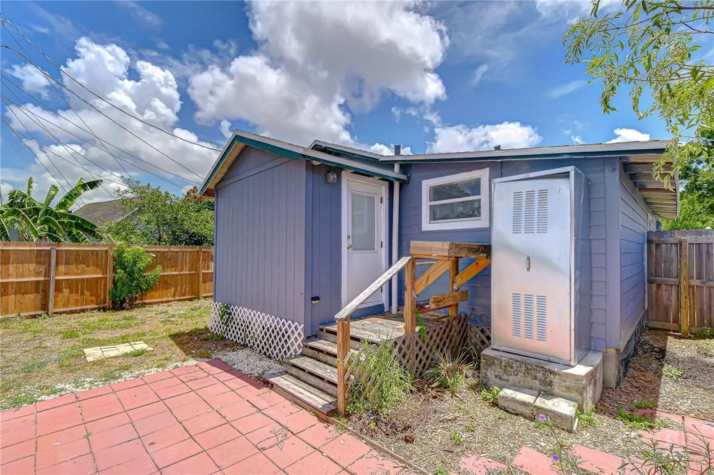 Active With Contract: $250,000 (2 beds, 2 baths, 740 Square Feet)