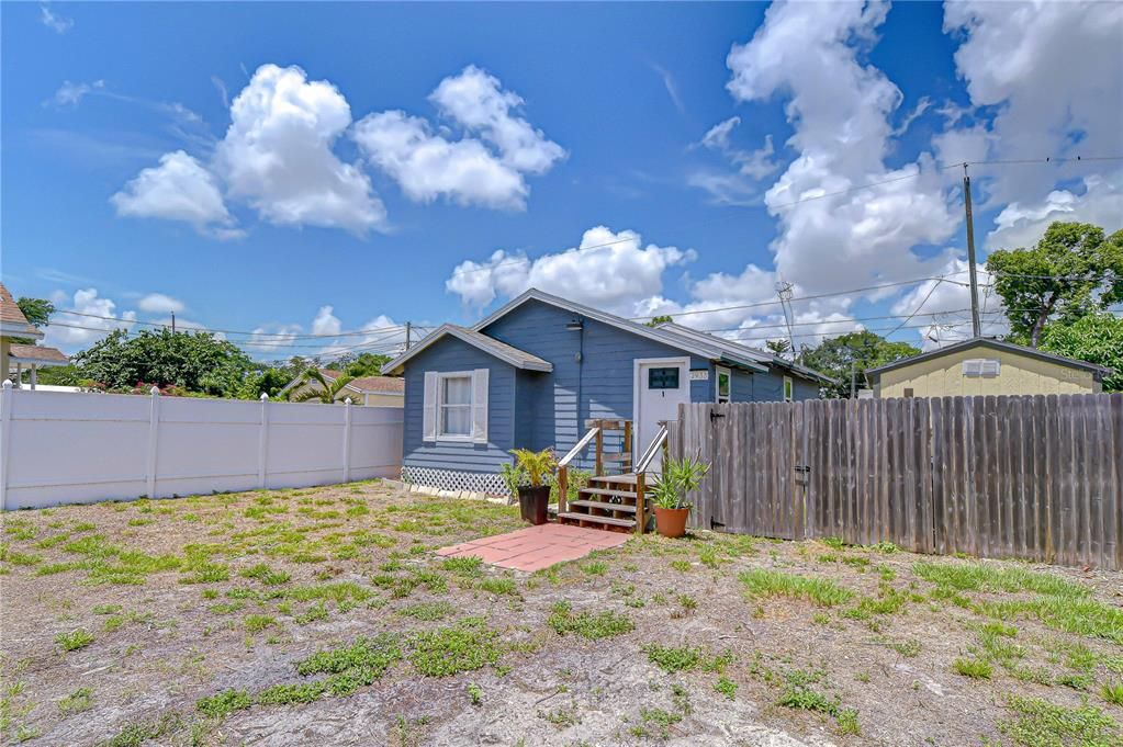 Active With Contract: $250,000 (2 beds, 2 baths, 740 Square Feet)