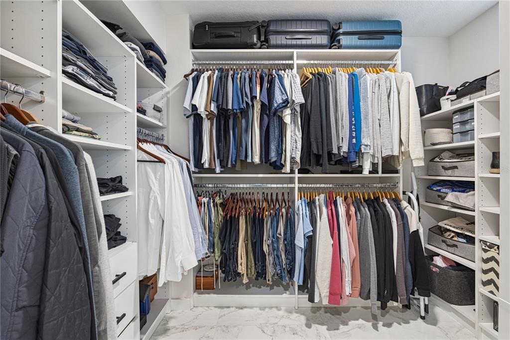 Activo con contrato: $995,000 (4 camas, 4 baños, 3397 Pies cuadrados)