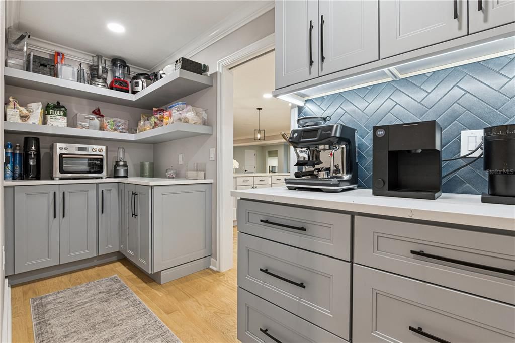 Activo con contrato: $995,000 (4 camas, 4 baños, 3397 Pies cuadrados)