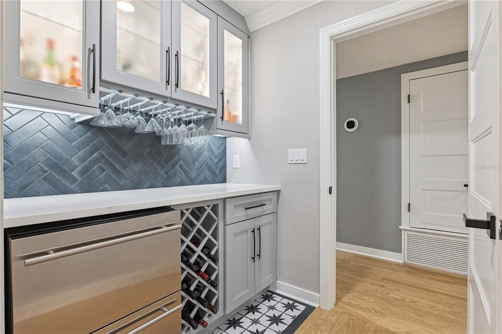 Activo con contrato: $995,000 (4 camas, 4 baños, 3397 Pies cuadrados)