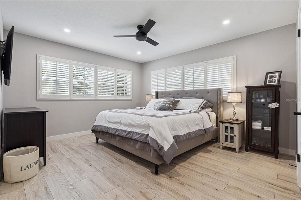 Activo con contrato: $995,000 (4 camas, 4 baños, 3397 Pies cuadrados)