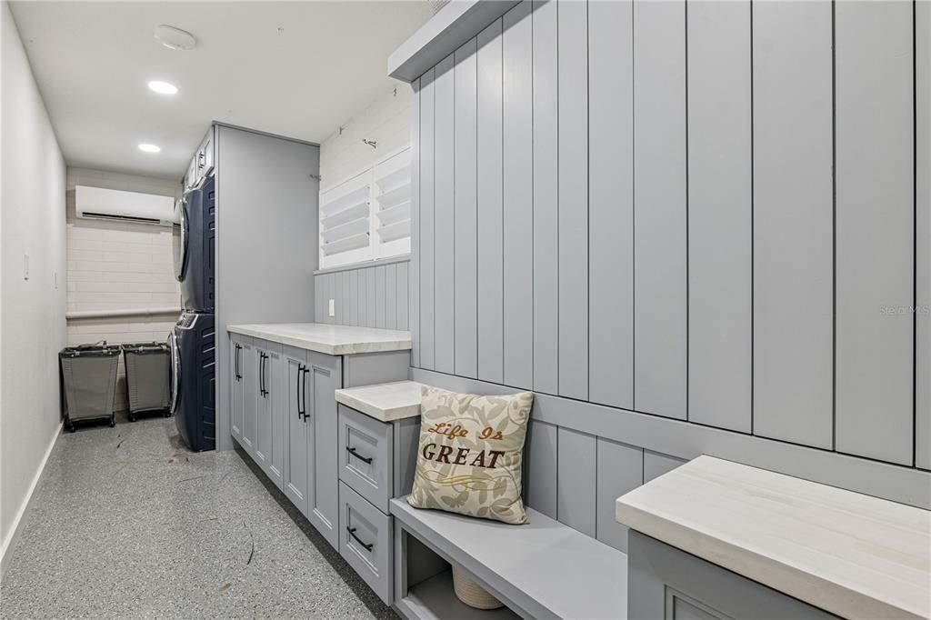 Activo con contrato: $995,000 (4 camas, 4 baños, 3397 Pies cuadrados)