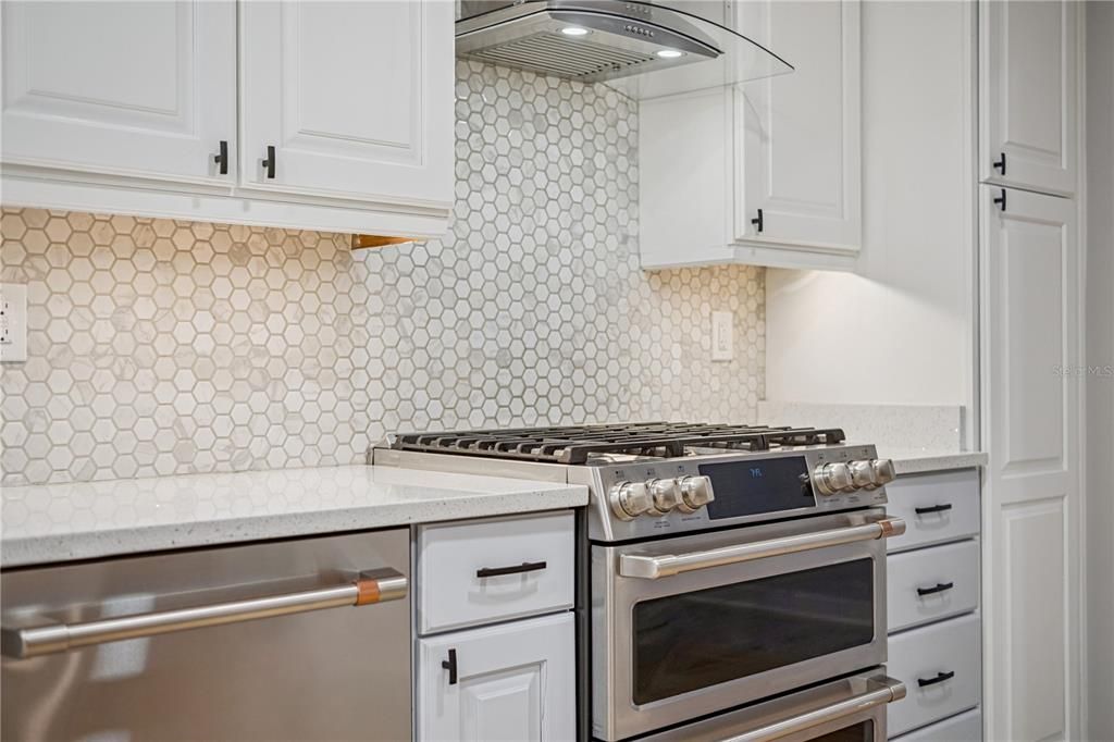 Activo con contrato: $995,000 (4 camas, 4 baños, 3397 Pies cuadrados)
