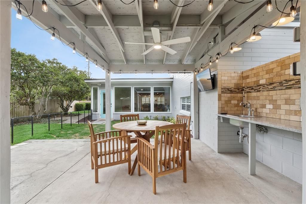 Activo con contrato: $995,000 (4 camas, 4 baños, 3397 Pies cuadrados)