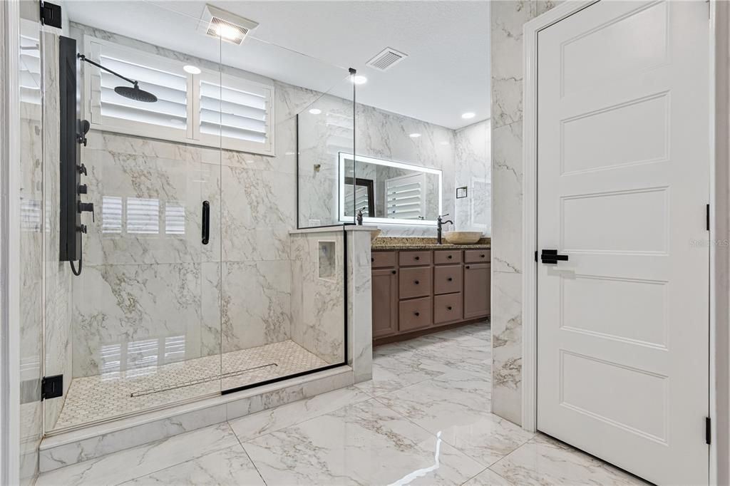 Activo con contrato: $995,000 (4 camas, 4 baños, 3397 Pies cuadrados)