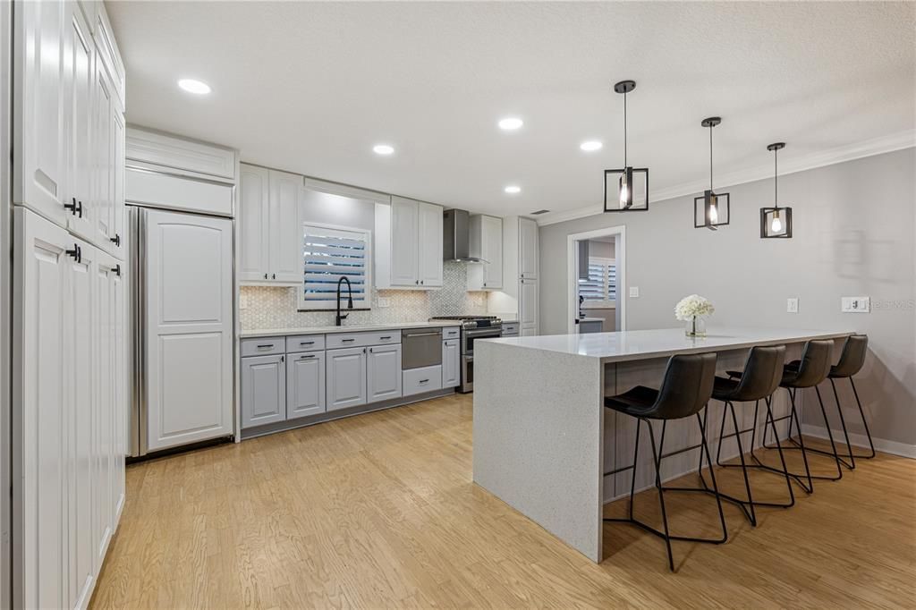 Activo con contrato: $995,000 (4 camas, 4 baños, 3397 Pies cuadrados)