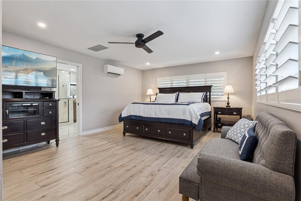 Activo con contrato: $995,000 (4 camas, 4 baños, 3397 Pies cuadrados)