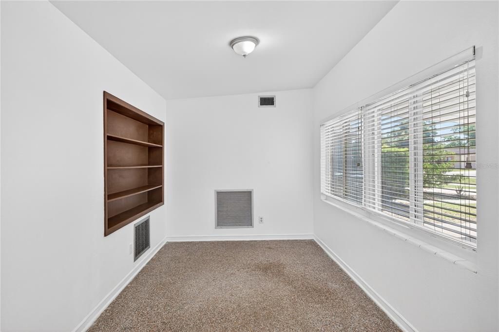 Activo con contrato: $415,000 (3 camas, 2 baños, 1904 Pies cuadrados)