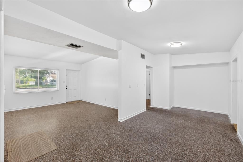 Activo con contrato: $415,000 (3 camas, 2 baños, 1904 Pies cuadrados)
