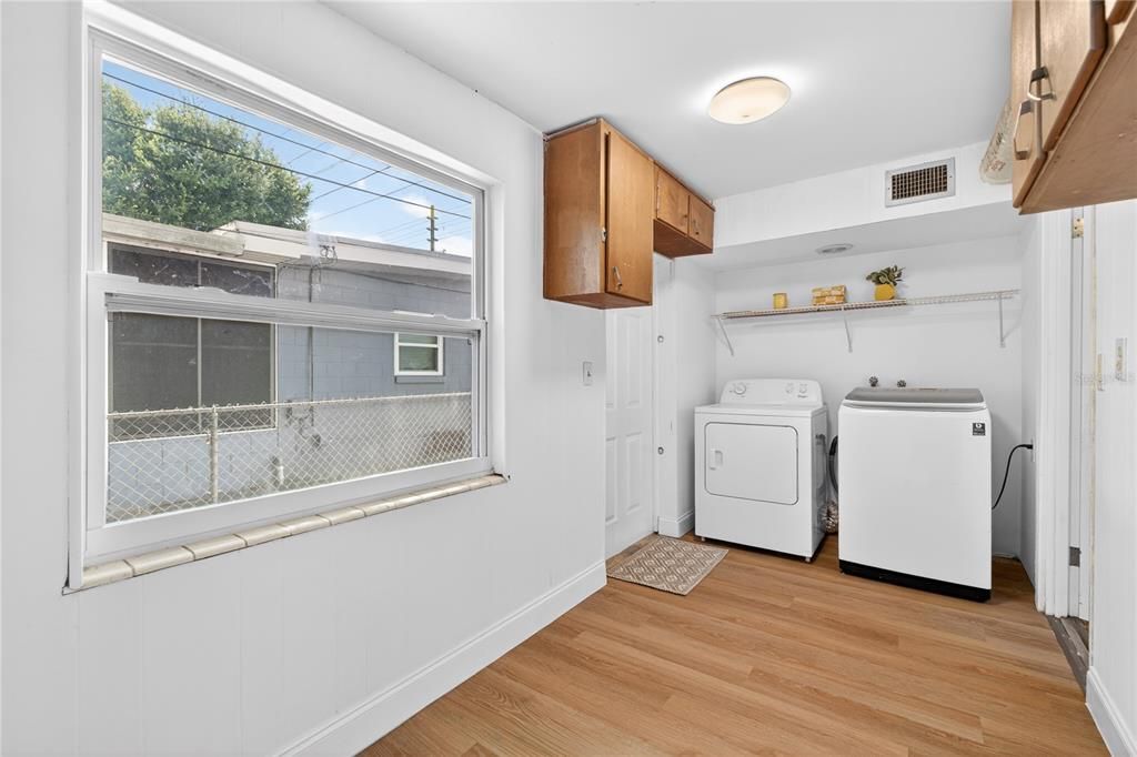 Activo con contrato: $415,000 (3 camas, 2 baños, 1904 Pies cuadrados)