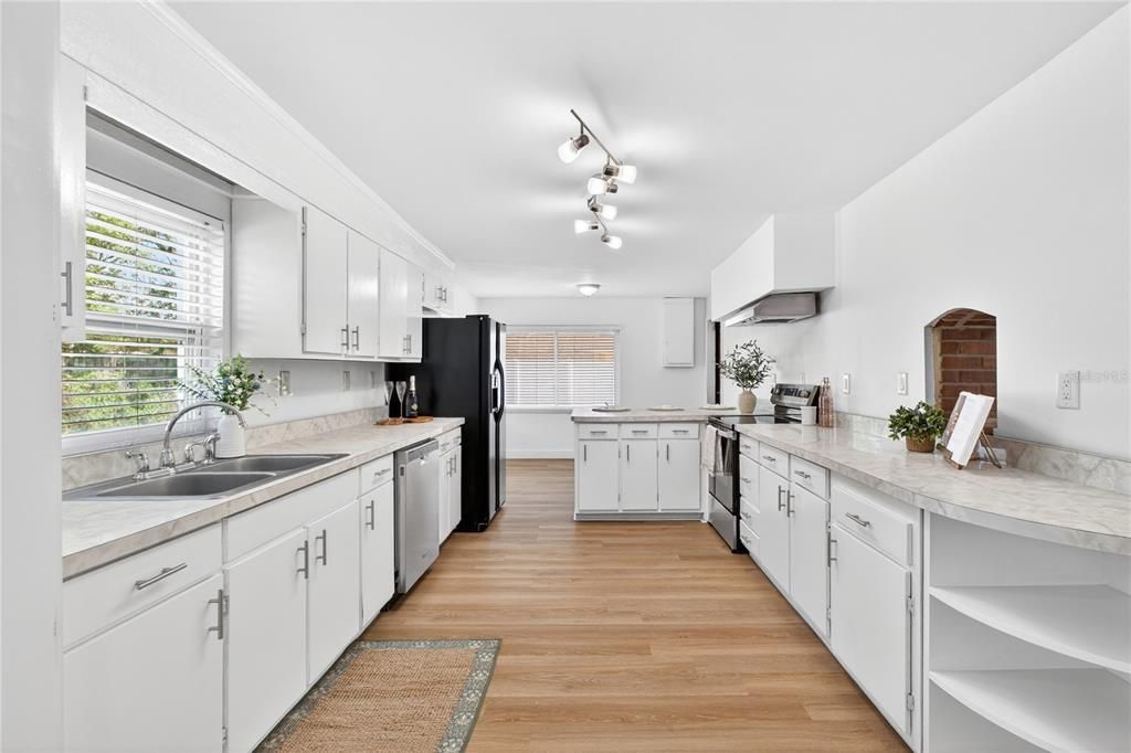Activo con contrato: $415,000 (3 camas, 2 baños, 1904 Pies cuadrados)