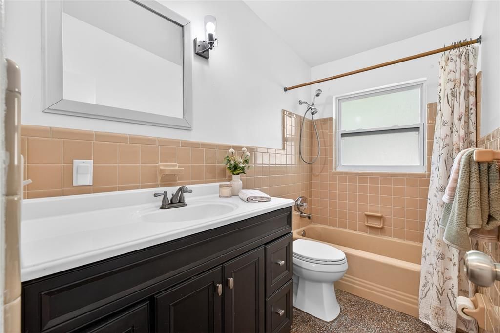 Activo con contrato: $415,000 (3 camas, 2 baños, 1904 Pies cuadrados)
