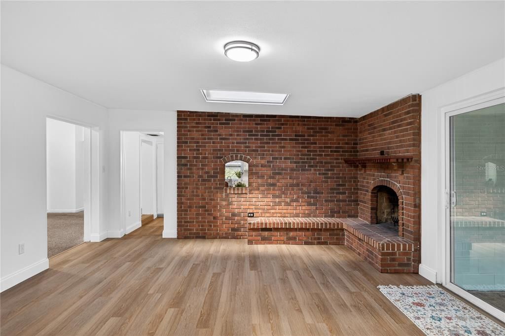 Activo con contrato: $415,000 (3 camas, 2 baños, 1904 Pies cuadrados)