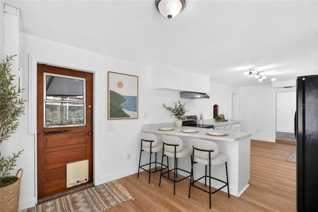 Activo con contrato: $415,000 (3 camas, 2 baños, 1904 Pies cuadrados)