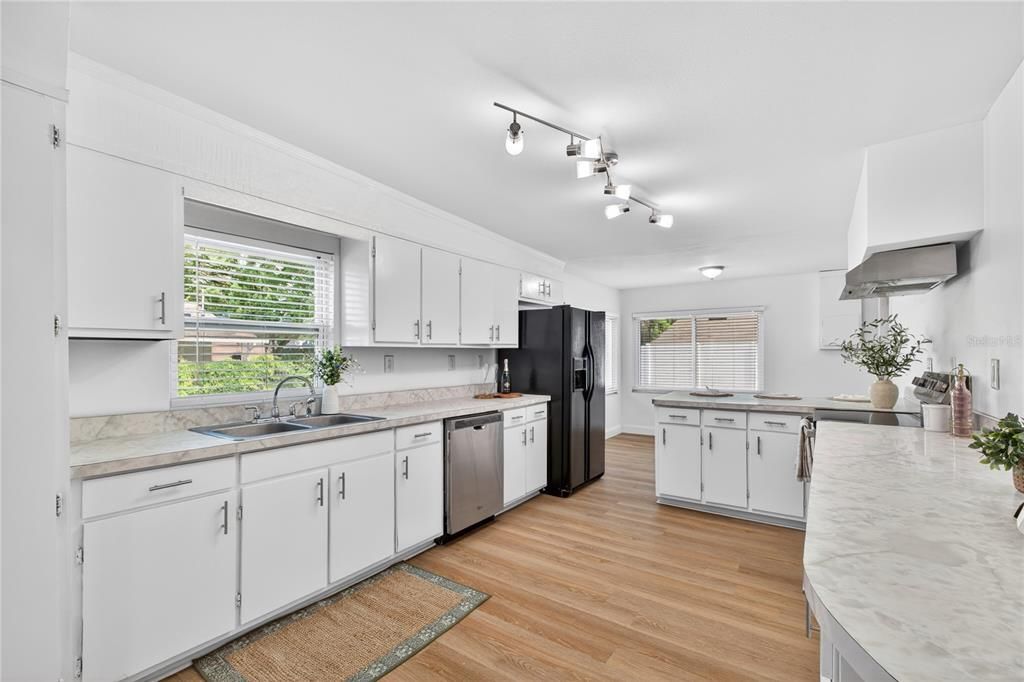 Activo con contrato: $415,000 (3 camas, 2 baños, 1904 Pies cuadrados)