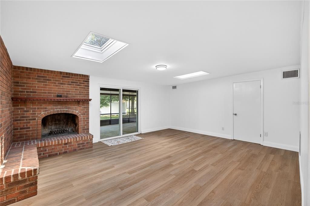 Activo con contrato: $415,000 (3 camas, 2 baños, 1904 Pies cuadrados)