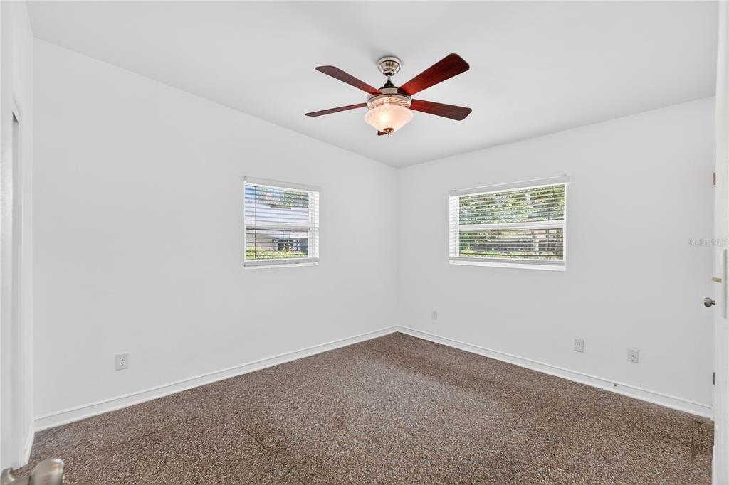 Activo con contrato: $415,000 (3 camas, 2 baños, 1904 Pies cuadrados)
