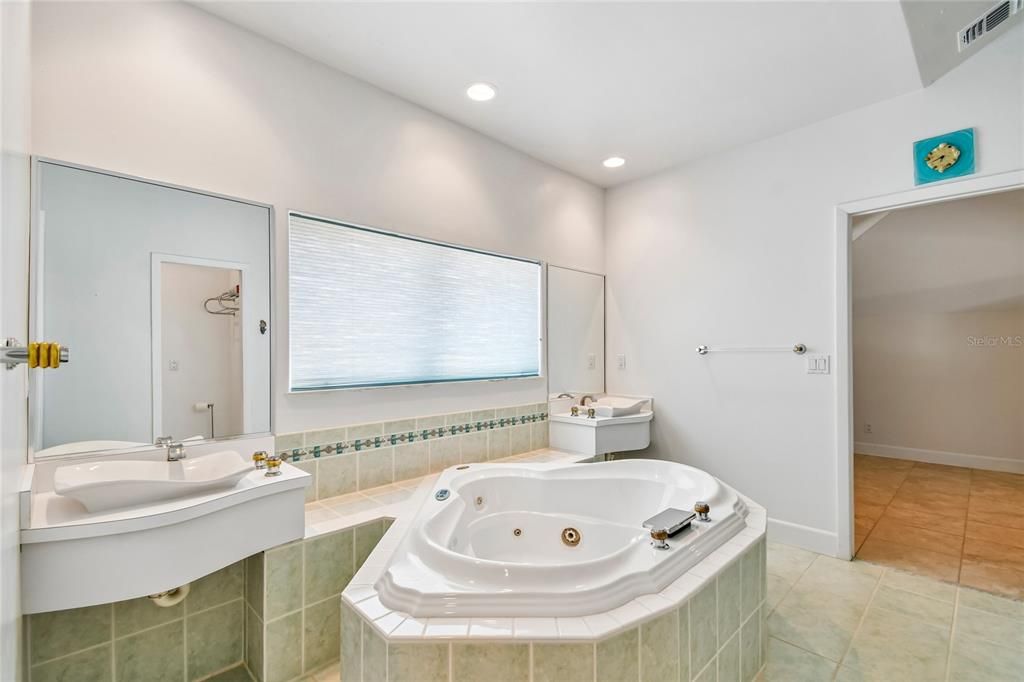 For Sale: $999,999 (3 beds, 3 baths, 2372 Square Feet)