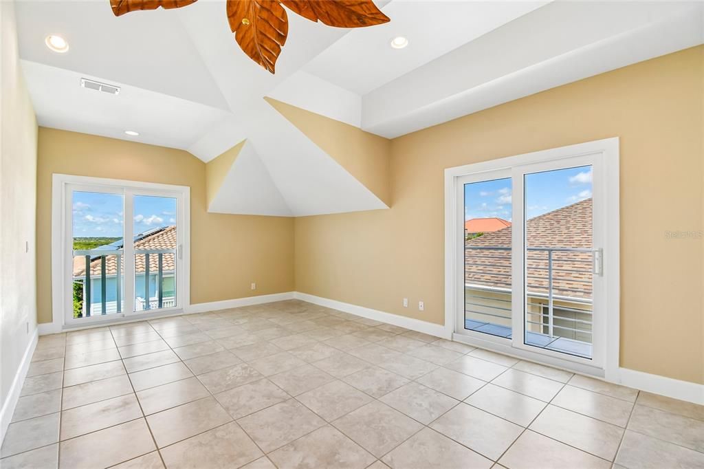 For Sale: $999,999 (3 beds, 3 baths, 2372 Square Feet)