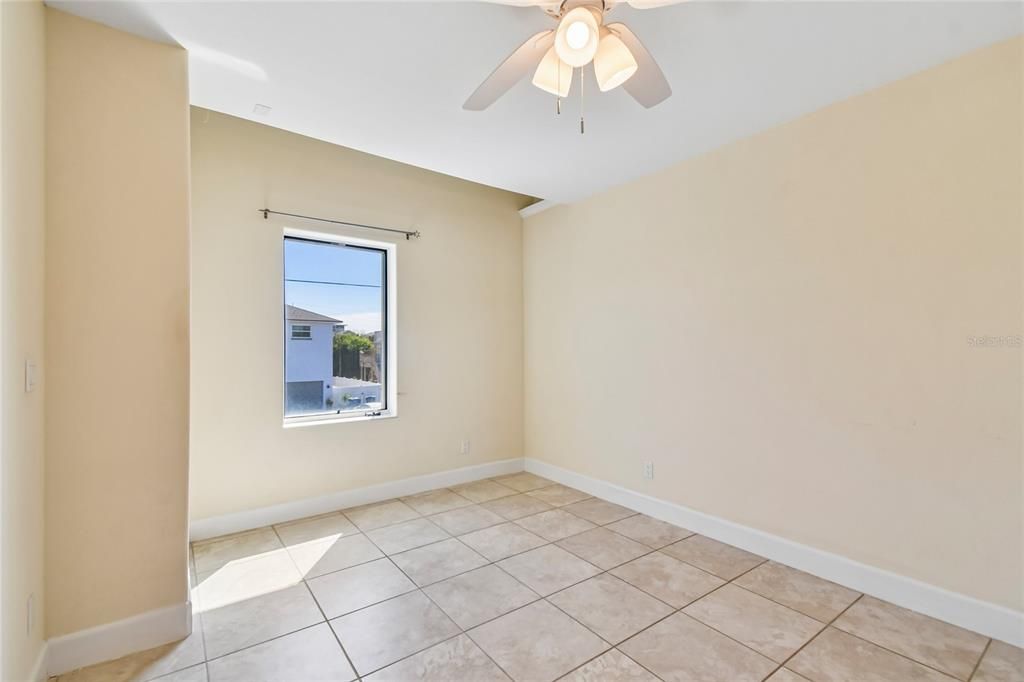 For Sale: $999,999 (3 beds, 3 baths, 2372 Square Feet)