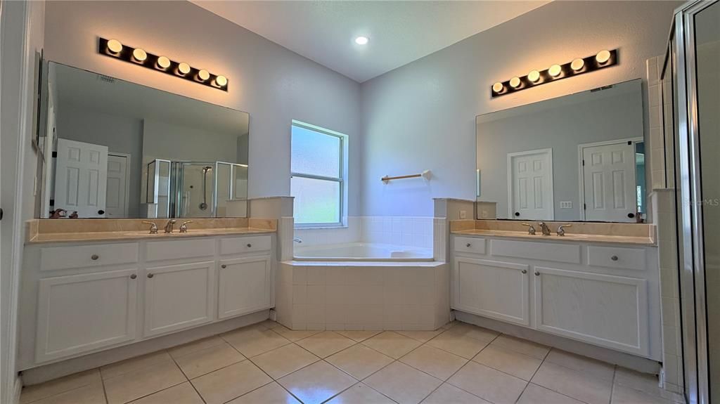 En Venta: $529,990 (5 camas, 3 baños, 3586 Pies cuadrados)